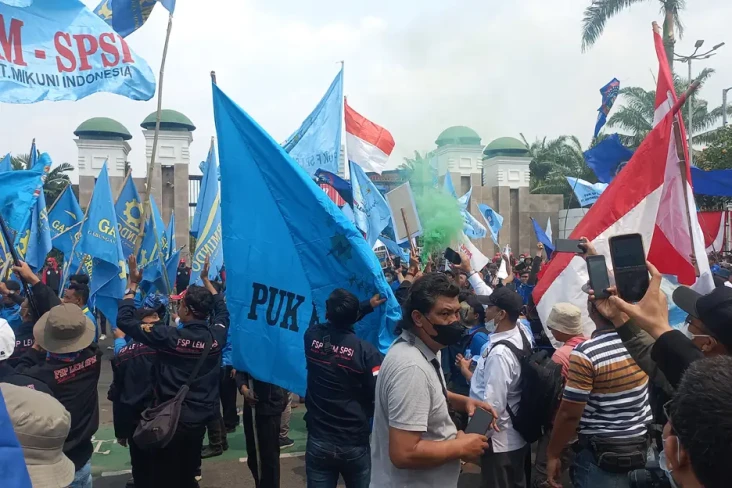 Massa Buruh Nyalakan...