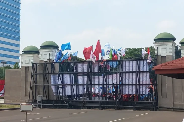 Sejumlah Buruh Panjat...