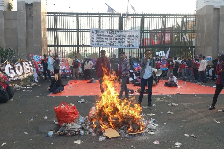 Buruh dan Mahasiswa...