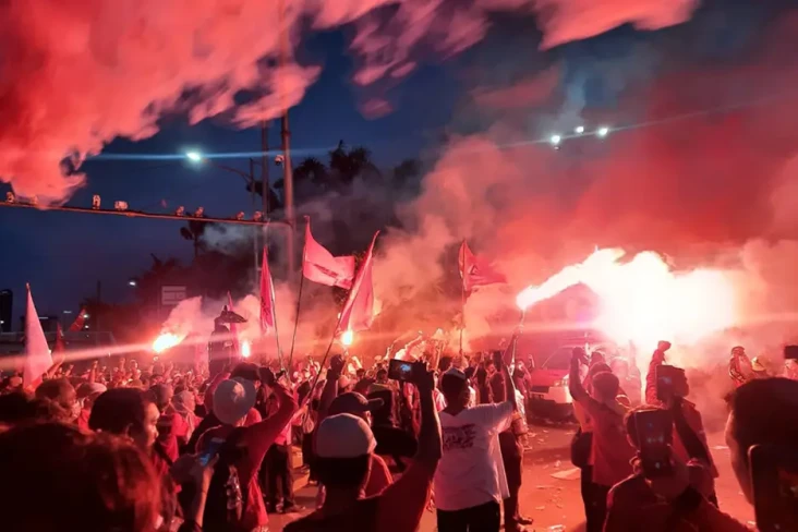 Sambil Bakar Flare,...