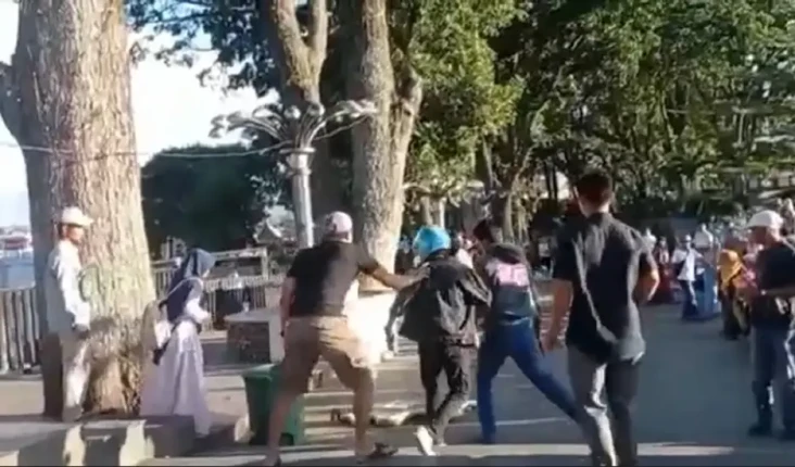 Pria Depresi Ngamuk,...