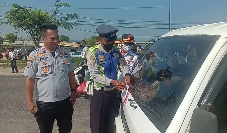 Petugas Dinas Perhubungan...