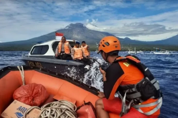 Kapal Feri Tabrak Perahu...