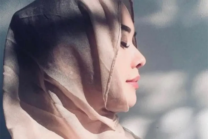 7 Artis Indonesia Lulusan...