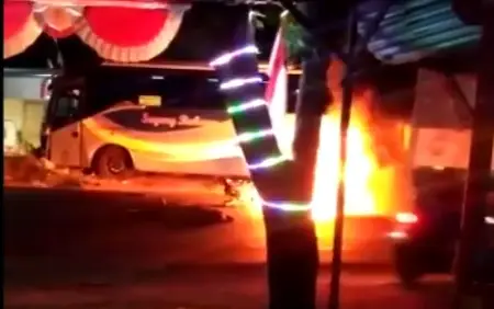 Tabrakan Maut Bus Hantam...