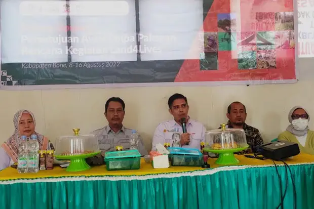 Warga Desa Turu Adae...