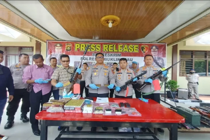 Miliki Senjata Api dan...