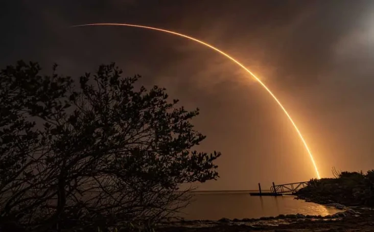 SpaceX Luncurkan Satelit...