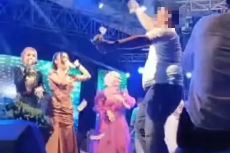 Viral Kepala Desa di...