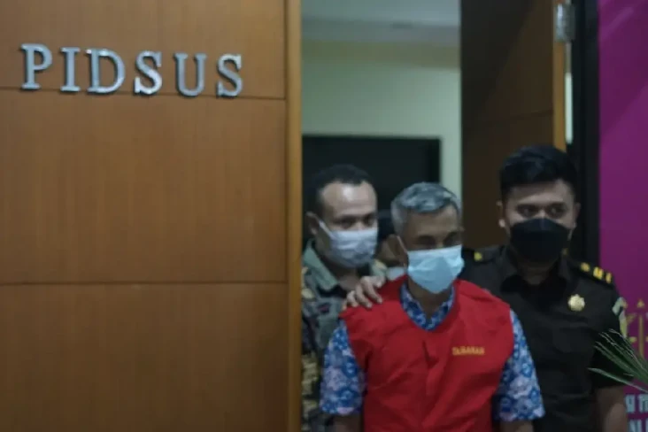Tersangka Korupsi di...