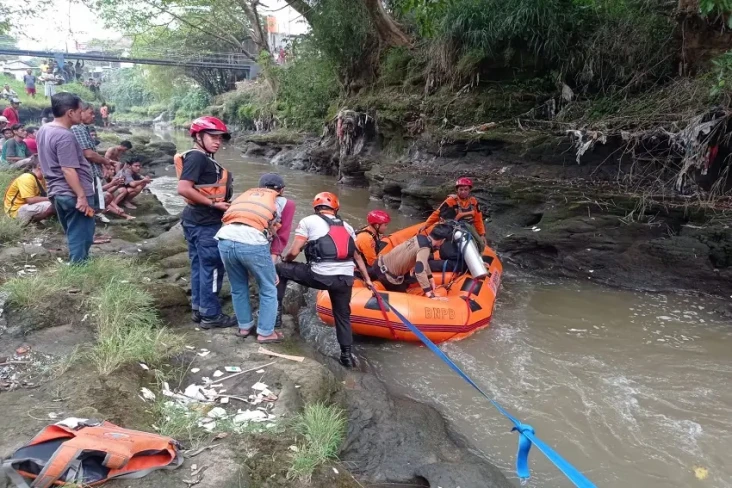 Lagi Cari Ikan, Bocah...
