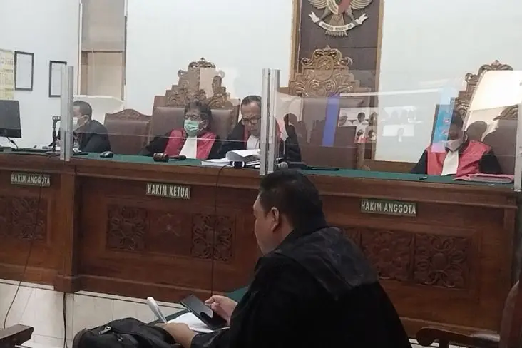 Hakim Sakit, Sidang...