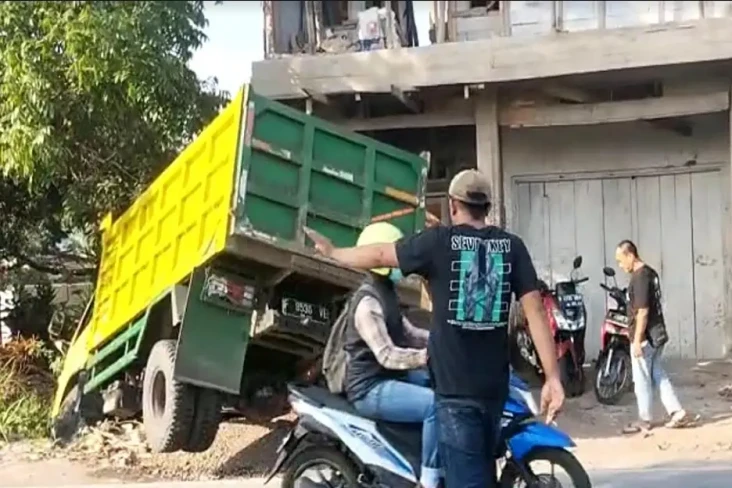 Horor! 2 Truk Terguling...