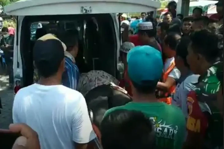 Avanza Dihantam Kereta...