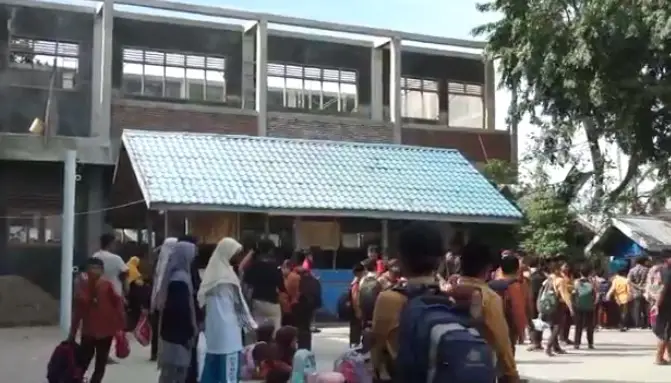 Atap Sekolah Roboh,...