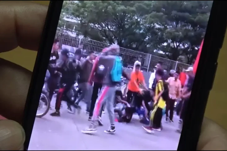 Pelajar Makassar Dikeroyok...