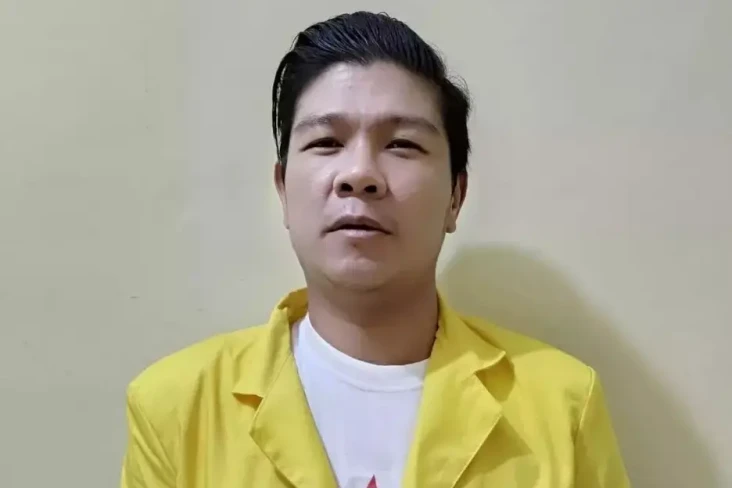 Pakai Jas Almamater,...