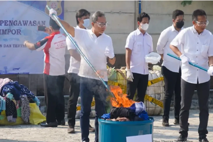 Gerakan Jumat Bersih,...