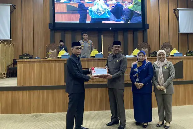 Pemkab Maros Serahkan...