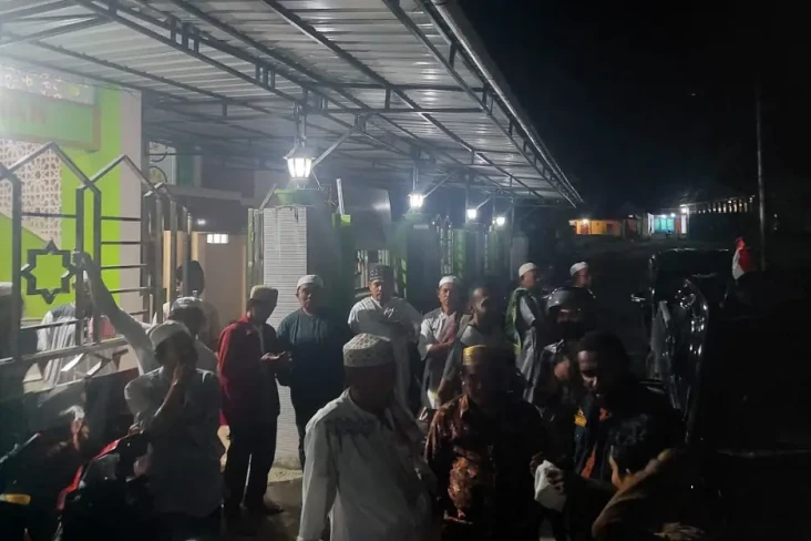 Saat Salat di Masjid,...