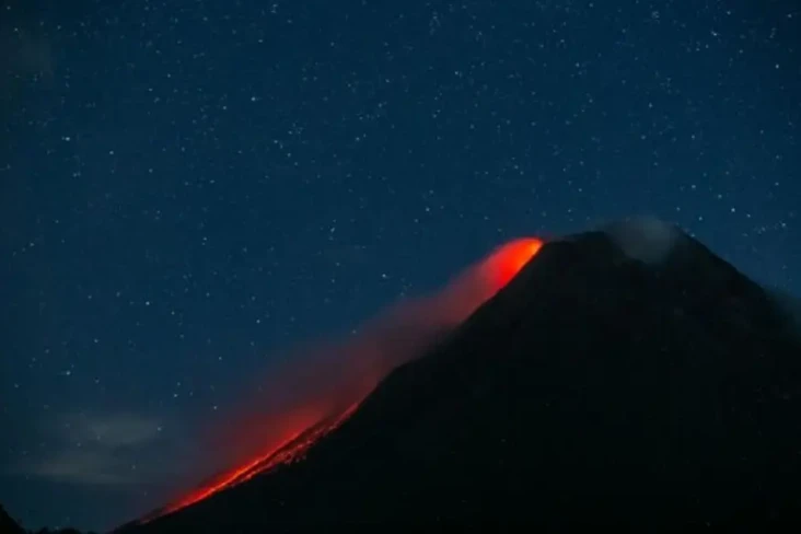 Gunung Merapi Alami...