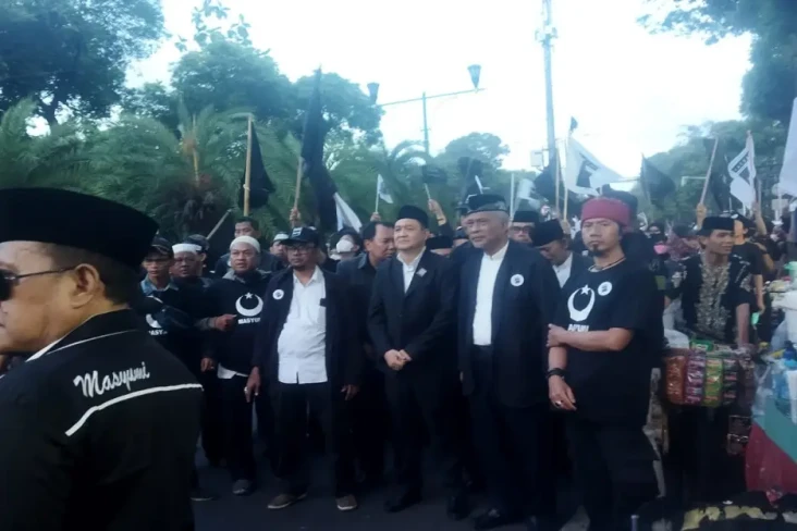 Diiringi Alat Musik...