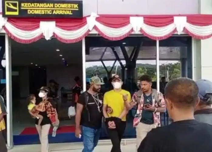 Tiba di Sorong, Noval...