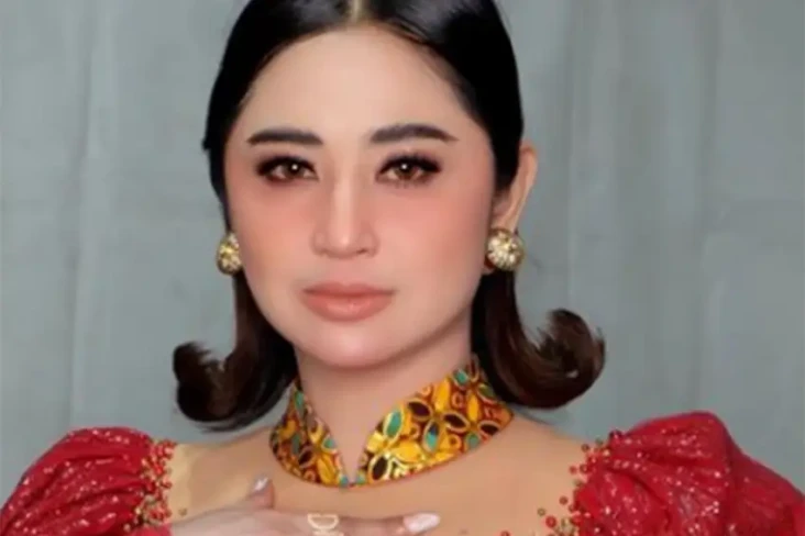 Dewi Perssik Sentil...