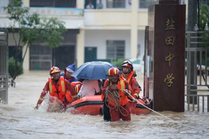 Banjir Bandang Hantam...