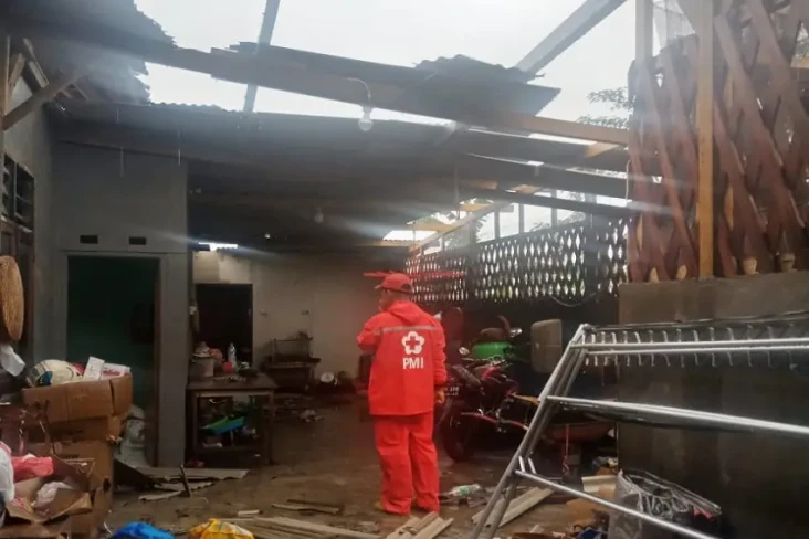 Puluhan Rumah di Kabupaten...