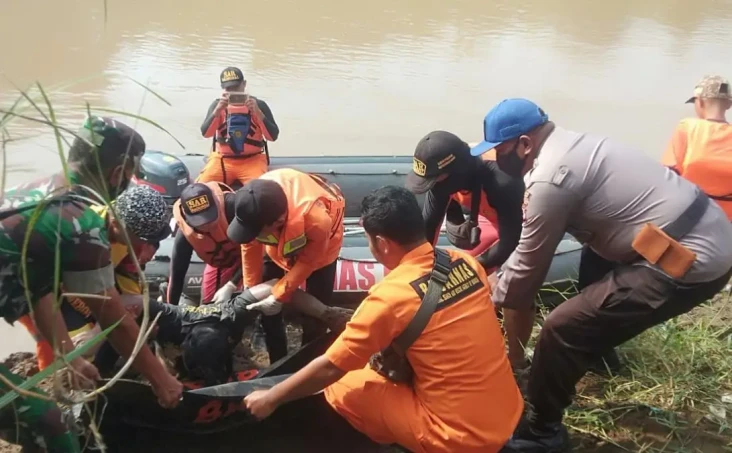 Hanyut saat Bikin Konten...