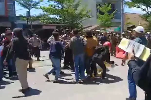 Aksi Unjuk Rasa Copot...