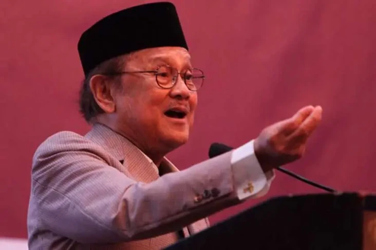 Mengapa BJ Habibie Dijuluki...