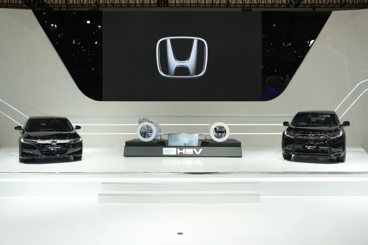 Mobil Hybrid Honda CR-V...