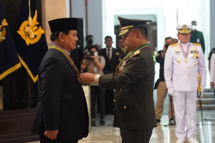 KSAD Dudung Sematkan...