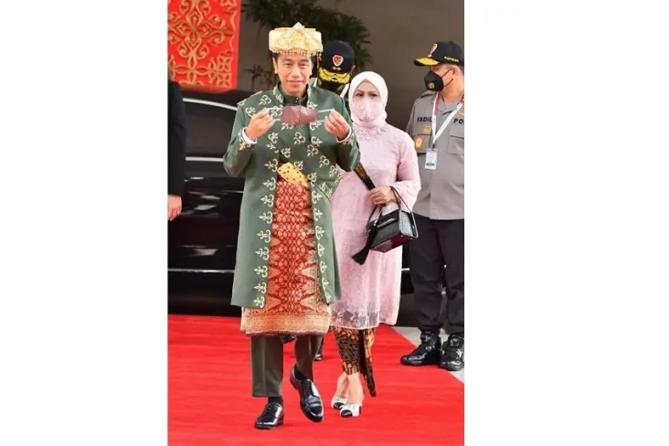 Jokowi Pakai Baju Adat...