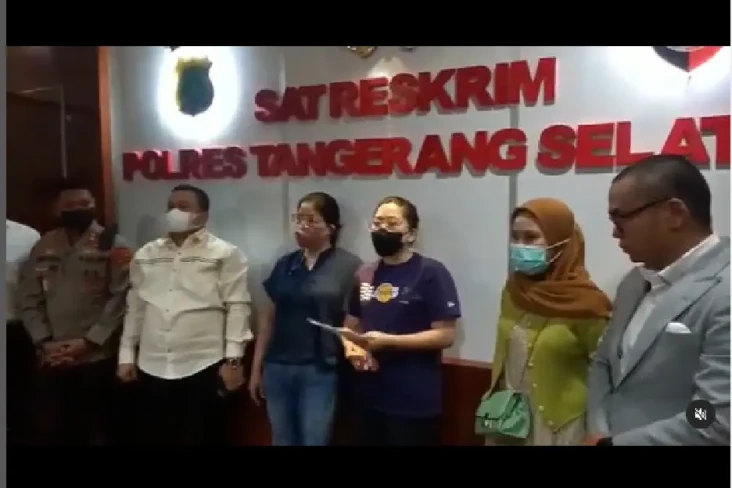 Wanita Pencuri Cokelat...