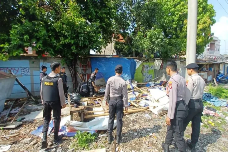 Kampung Bahari Diacak-acak,...