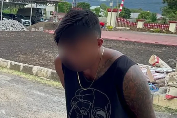 Curi Ponsel, Pemuda...