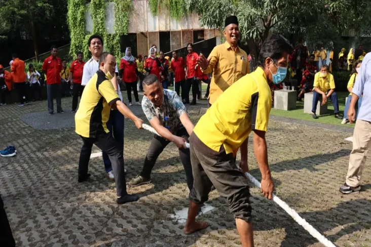 Peringati HUT Ke-77...
