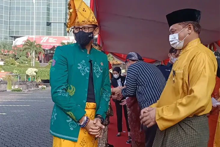 Sandiaga Uno Pakai Baju...
