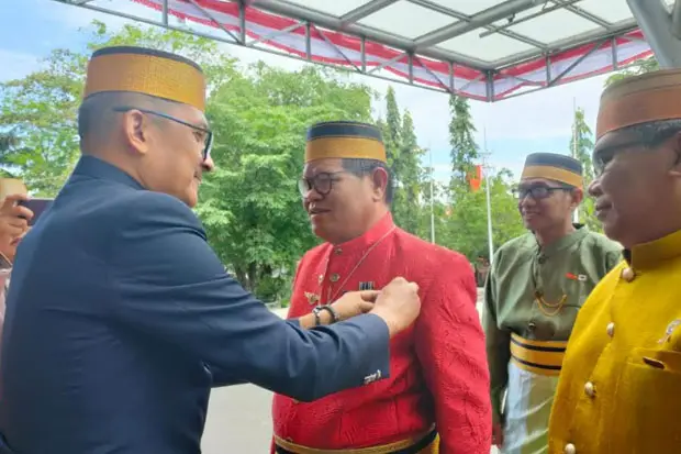 Rektor UNM Raih Satyalancana...