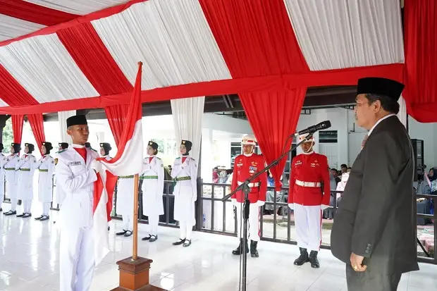 30 Pengibar Bendera...