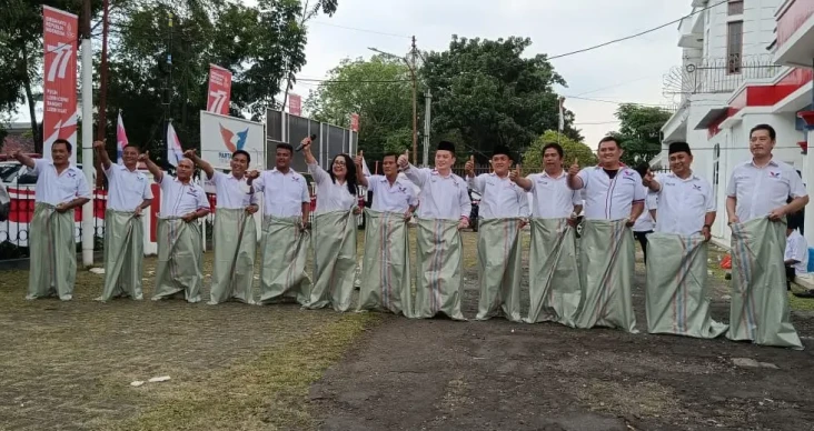 Peringati HUT Ke-77...