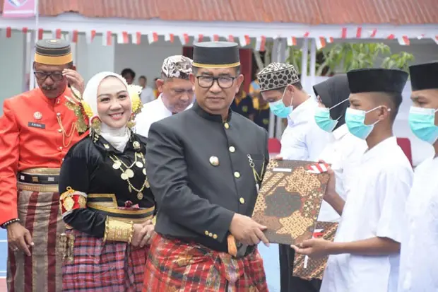 Akmal Malik Serahkan...