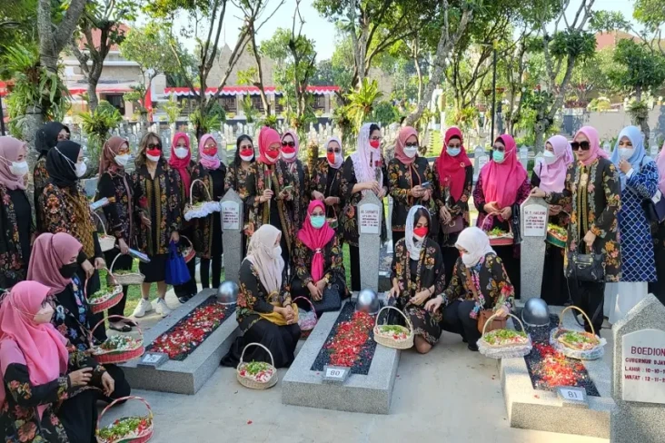 Kenang Jasa Pahlawan,...