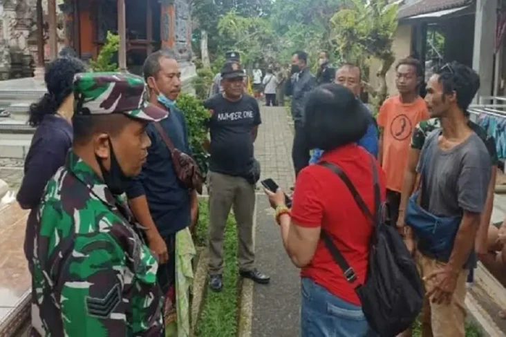 Orang Gila di Bali Ngamuk,...