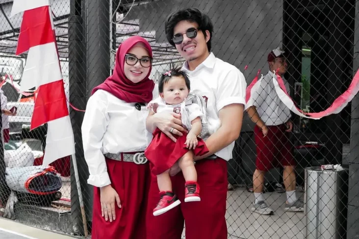 Pakai Seragam SD, Penampilan...