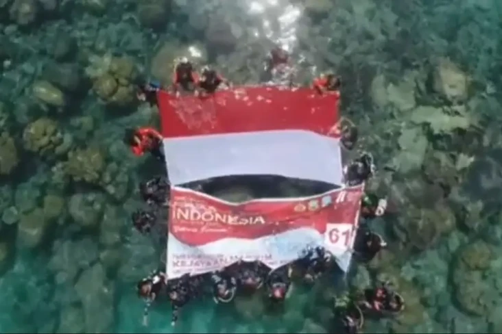 Prajurit TNI AL Kibarkan...