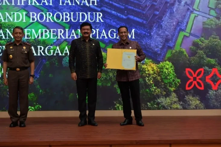 Menteri ATR/BPN Serahkan...